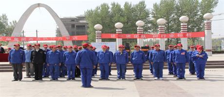 職工正在進行軍訓