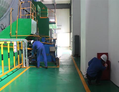 員工正在清潔車間衛生                                        